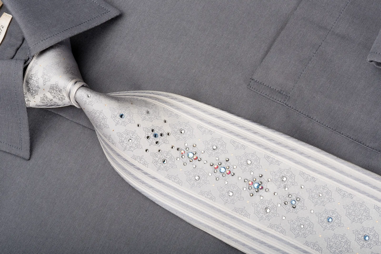 Guy Laroche Men's Rhinestone Silk Necktie Cartouch Vertical Stripes On Silver