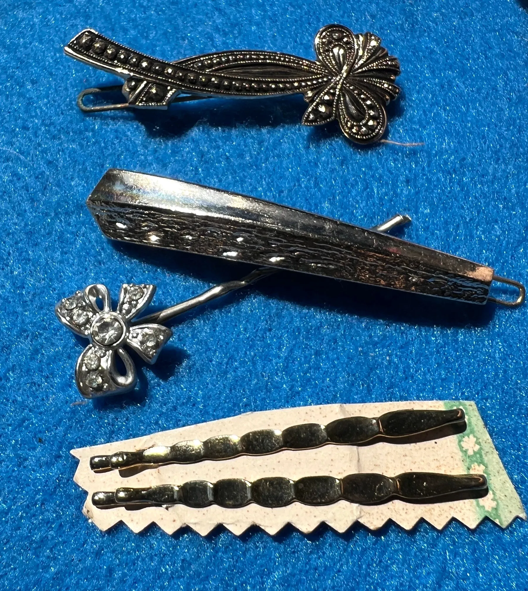 Job Lot of 17 Vintage Silver and Gold Hair Combs, Clips and Pins (1)