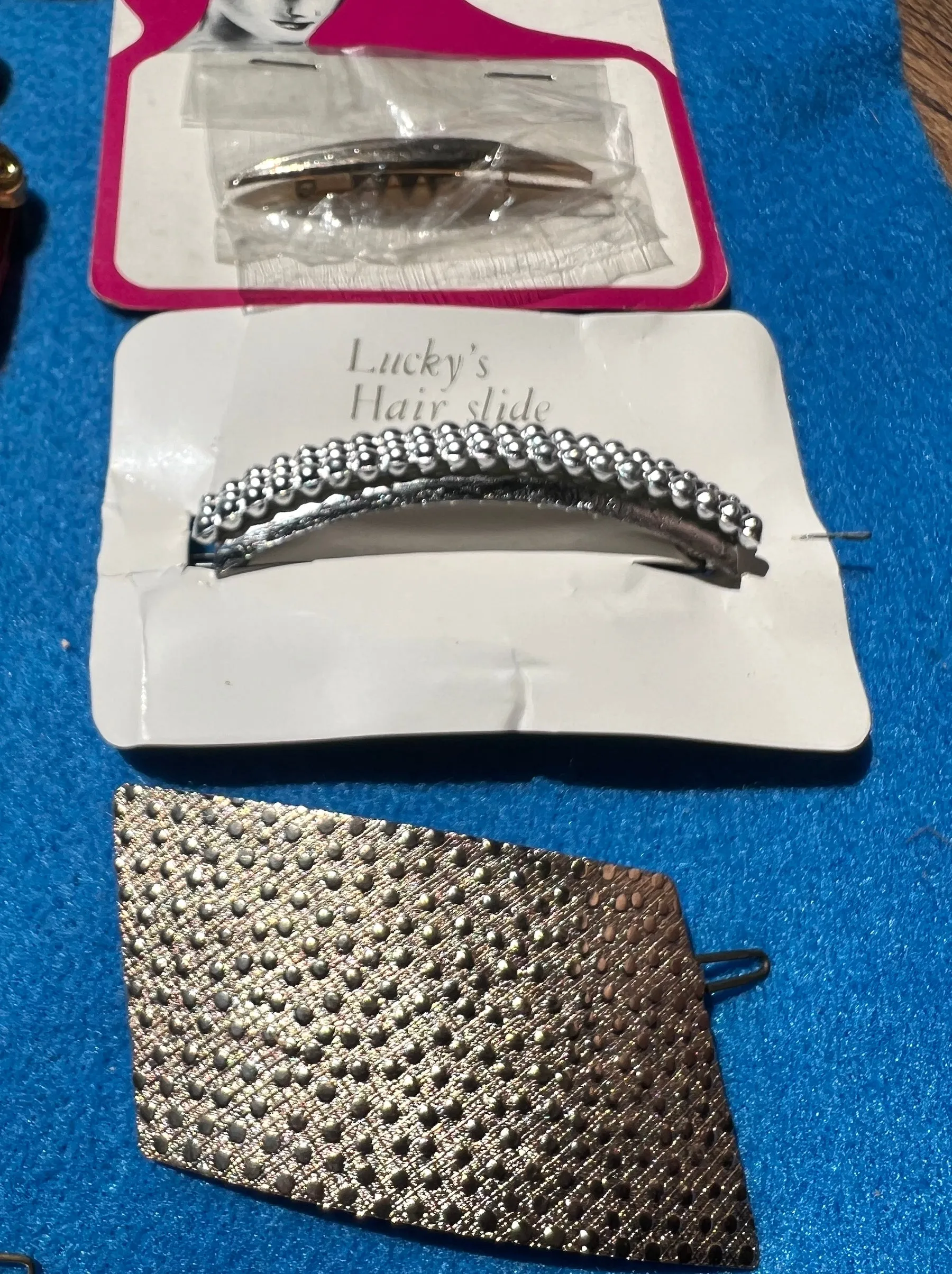 Job Lot of 17 Vintage Silver and Gold Hair Combs, Clips and Pins (1)
