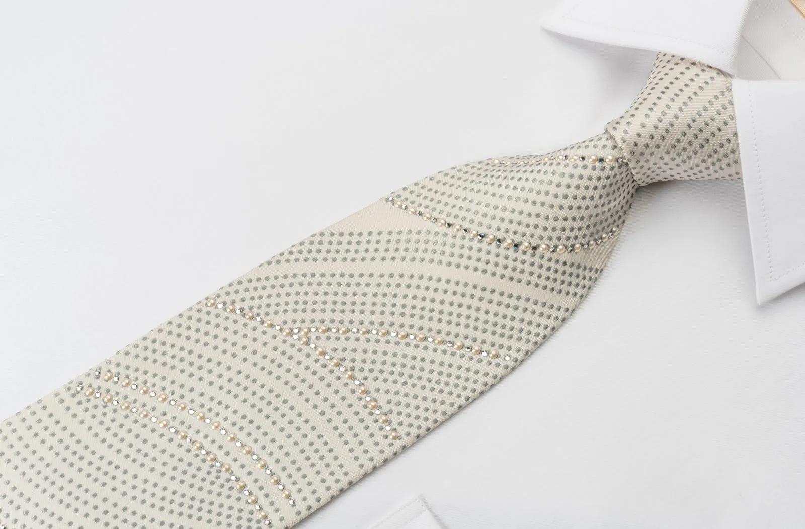 MCM White Rhinestone Necktie With White Pearls Silver Geometric Design